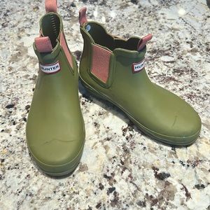 Girls short Hunter rain boots, olive and dusty rose. Size 3 US.